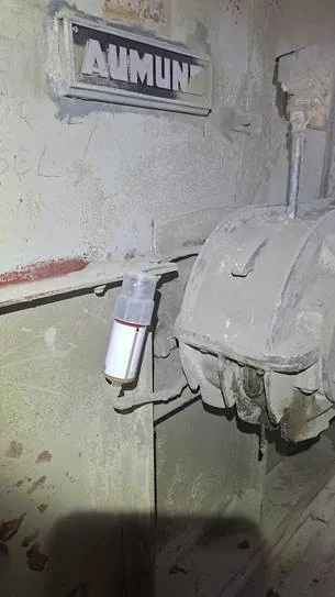 perma Schmierstoffgeber am Becherwerk montiert – automatische Schmierung in staubiger Umgebung