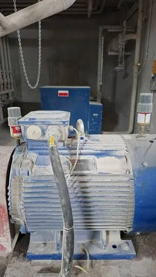 perma Schmierstoffgeber direkt am Elektromotor montiert – Lager werden im Betrieb nachgeschmiert