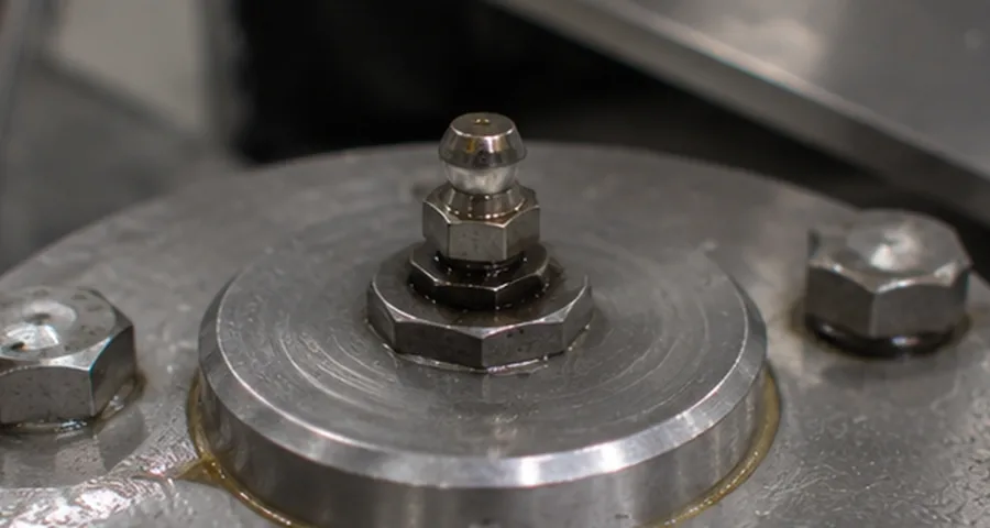Schmierstelle an einem Lager mit Schmiernippel – typische Schmierstelle in der Gebäudetechnik