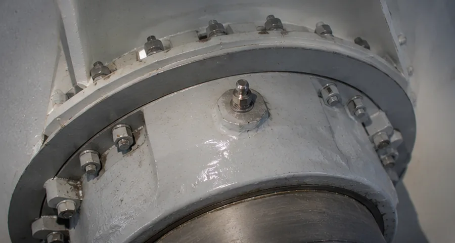 Schmierstelle an einem Lager mit Schmiernippel – typische Schmierstelle in einem Kraftwerk