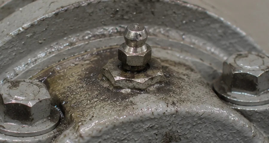 Schmierstelle an einem Lager mit Schmiernippel – typische Schmierstelle in der Metallverarbeitung