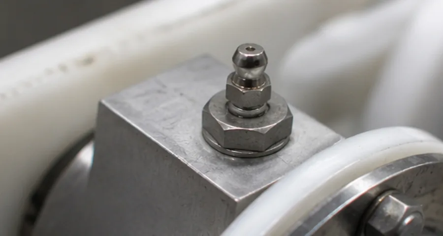 Schmierstelle an einem Lager mit Schmiernippel – typische Schmierstelle in der Krankenhaustechnik